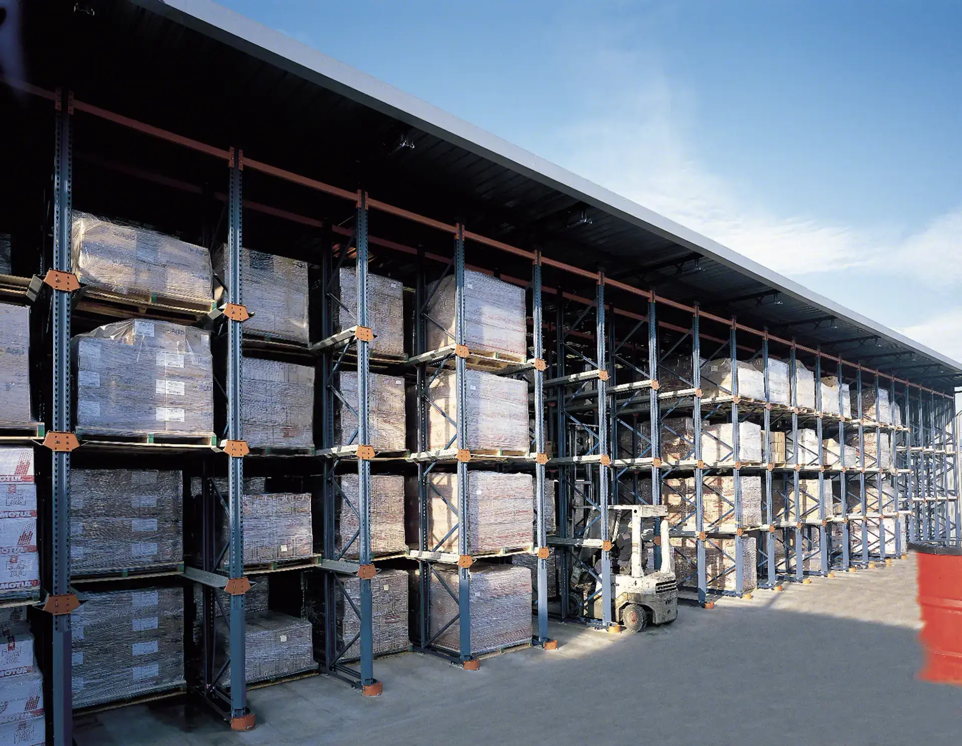 drive-in-pallet-rack-system-outdoors.